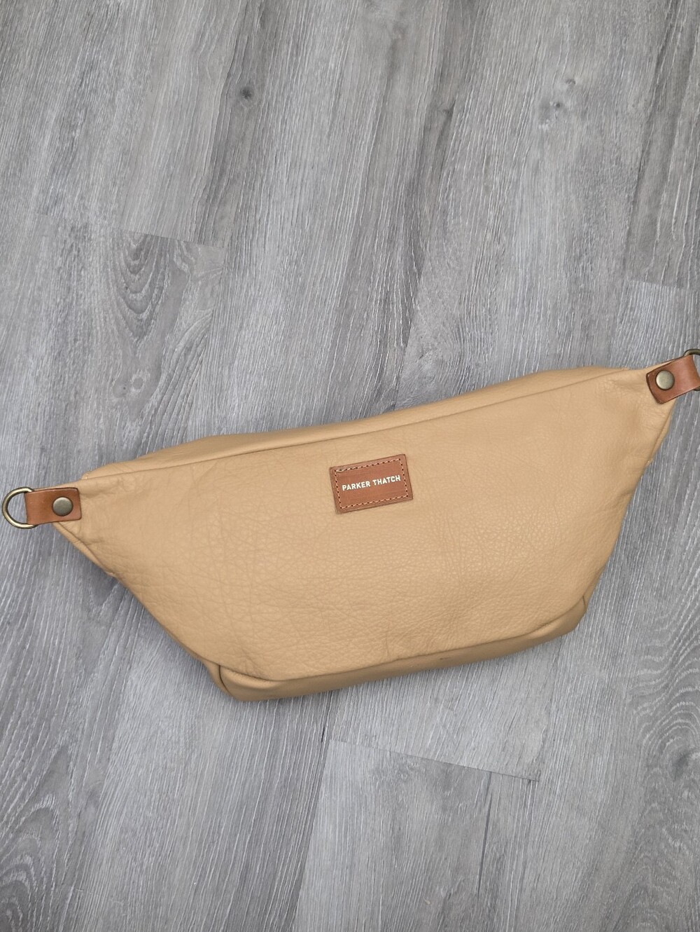 EXCELLENT PARKER THATCH CROSS YOUR HEART SLING BAG - LEATHER BUTTERSCOTCH - Picture 7 of 14